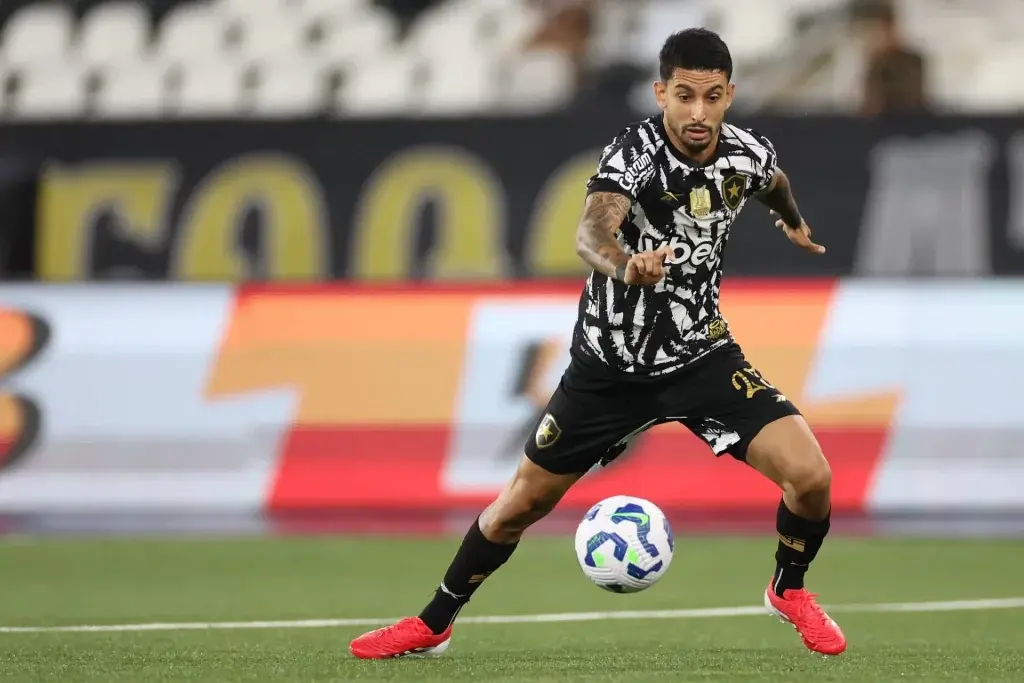 Botafogo recebe notícia que complica saída de jogador nesta janela