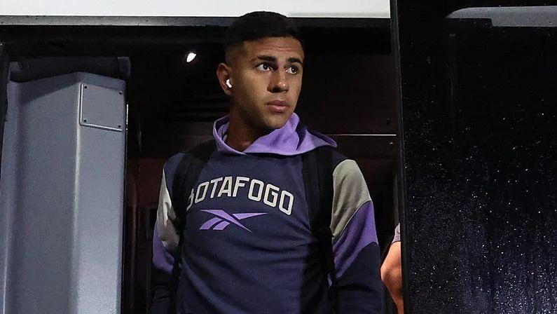 Oferta na mesa: Botafogo mira zagueiro titular de seleção como possível substituto de David Ricardo