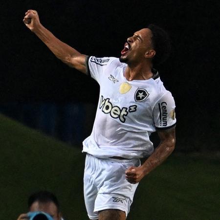 Substituto de Vitinho? Botafogo 'age na calada' e acerta contrato milionário de 2 temporadas com lateral direito
