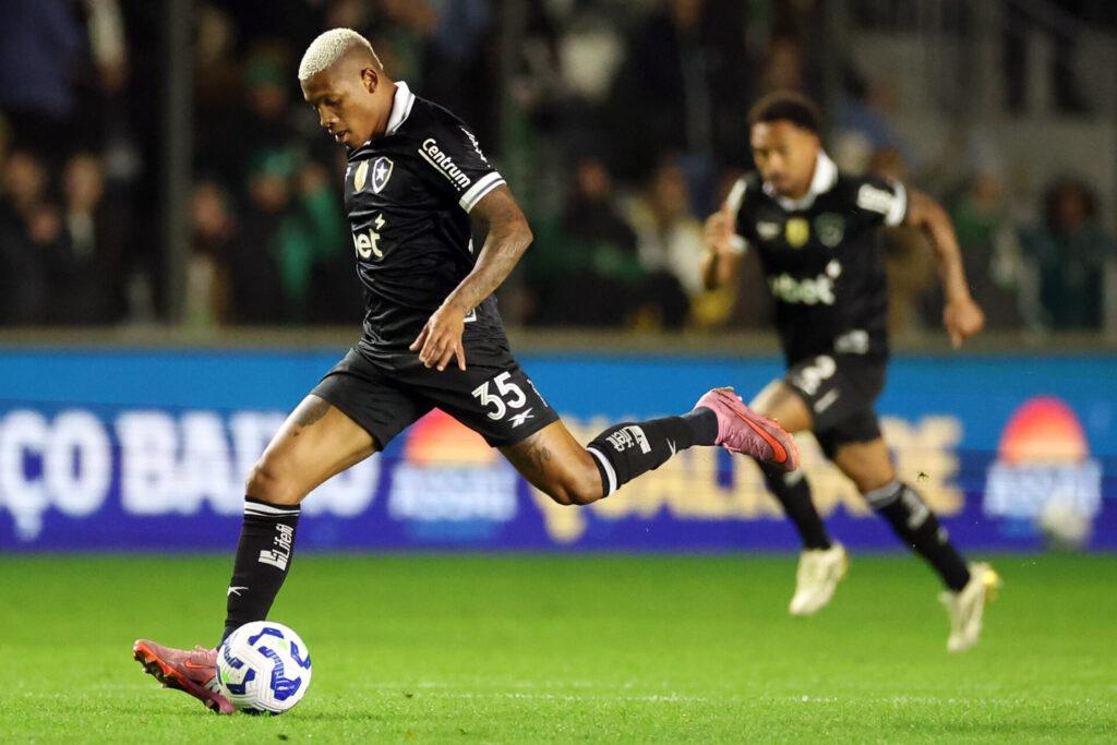 Botafogo ou Palmeiras? Empresário 'bate na mesa' e define futuro do volante Danilo