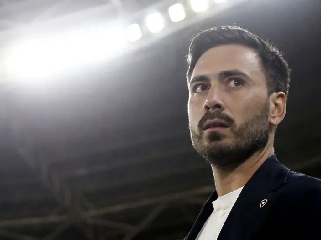 Jogador titular pode desfalcar o Botafogo no restante da temporada; problema para Ancelotti