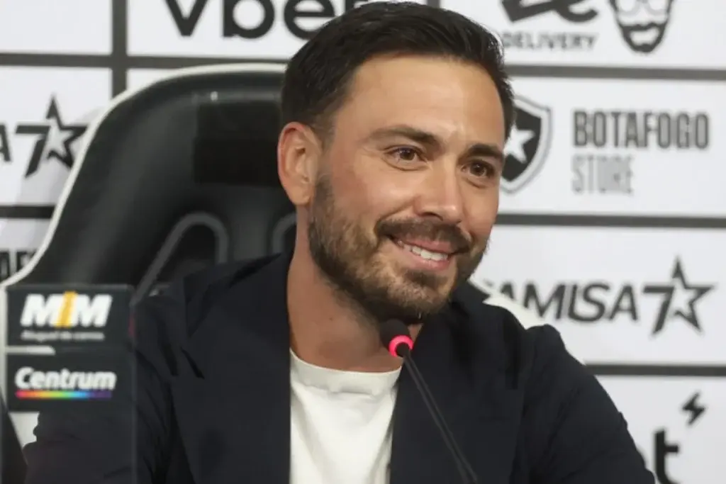 NA CALADA: Botafogo 'age rápido' e fica perto de contratar atacante de rival na Libertadores