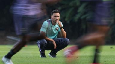 Perto de 'assinar' com o Botafogo, argentino manda a real sobre o trabalho de Davide Ancelotti: "Está claro que.." Perto de 'assinar' com o Botafogo, argentino manda a real sobre o trabalho de Davide Ancelotti: "Está claro que.."
