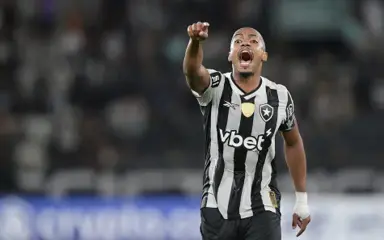 Marlon Freitas 'esquece' o Botafogo e causa polêmica após entrevista Marlon Freitas 'esquece' o Botafogo e causa polêmica após entrevista