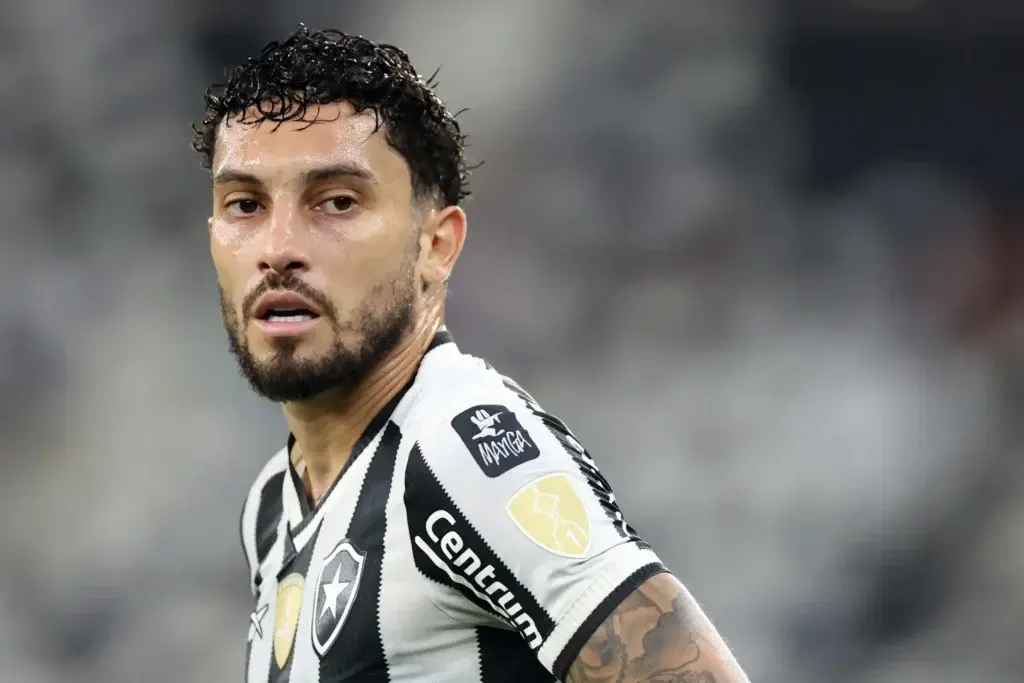 Botafogo recebe diagnóstico sobre estado de saúde de Alex Telles