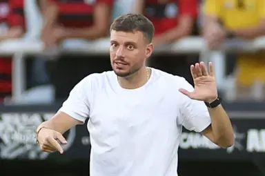Diretoria do Botafogo se pronuncia sobre o 'novo treinador': "Tem nossa confiança" Diretoria do Botafogo se pronuncia sobre o 'novo treinador': "Tem nossa confiança"
