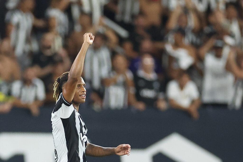 "Para o meio do ano": Além de Danilo, outro volante titular do Botafogo se 'aproxima' de gigante paulista