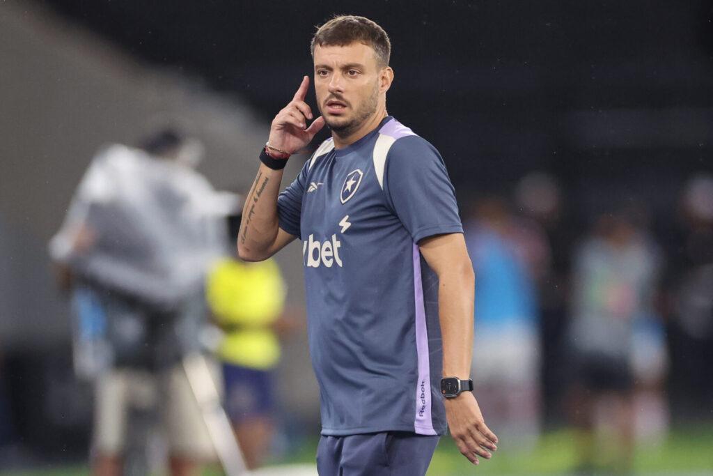 "Craque de bola": Botafogo anuncia 'novo camisa 6' antes de duelo contra o Flamengo
