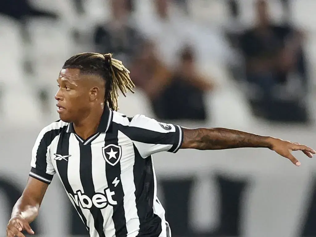 Botafogo prepara venda de dois jogadores para turbinar mercado de reforços
