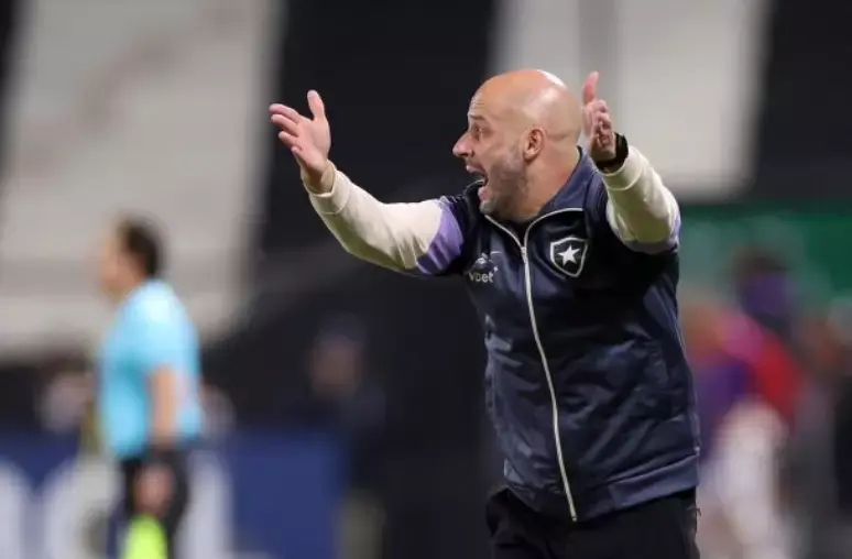 Botafogo não está no nível dos rivais, diz técnico