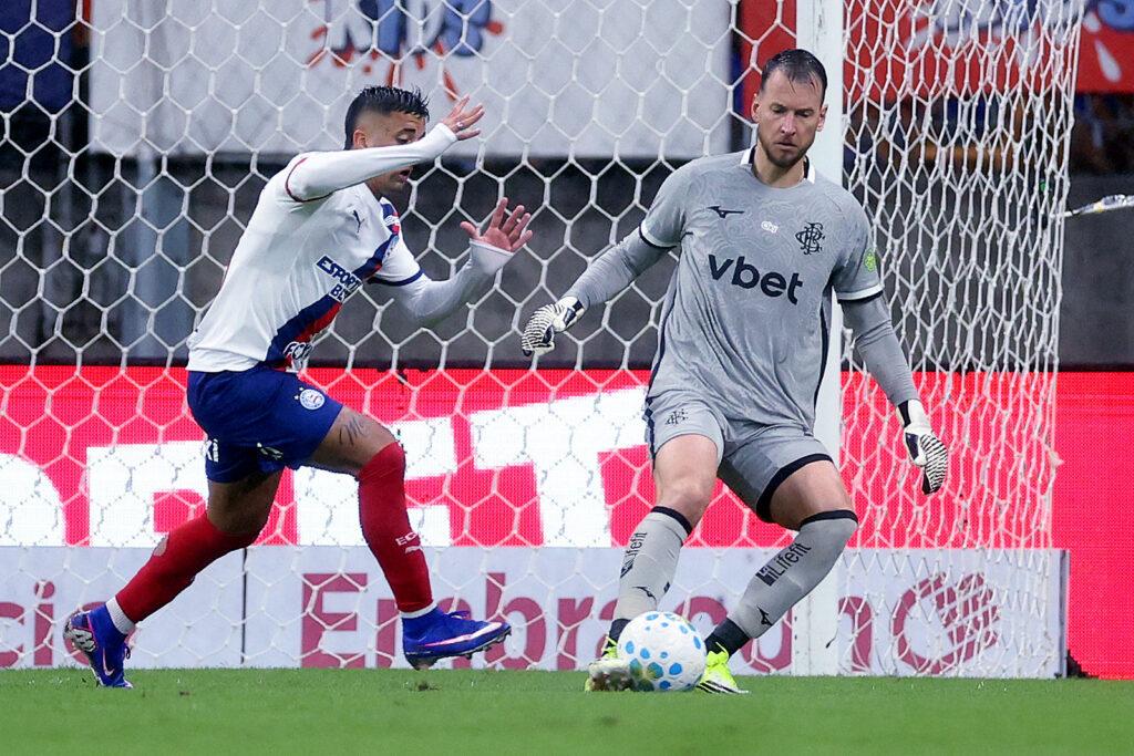 Goleiro, zagueiro e +2: Botafogo vai atrás de quatro reforços no mercado