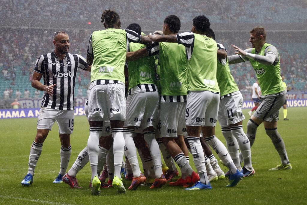 Jornalista traz exclusiva e futuro de Alex Telles é encaminhado no Botafogo