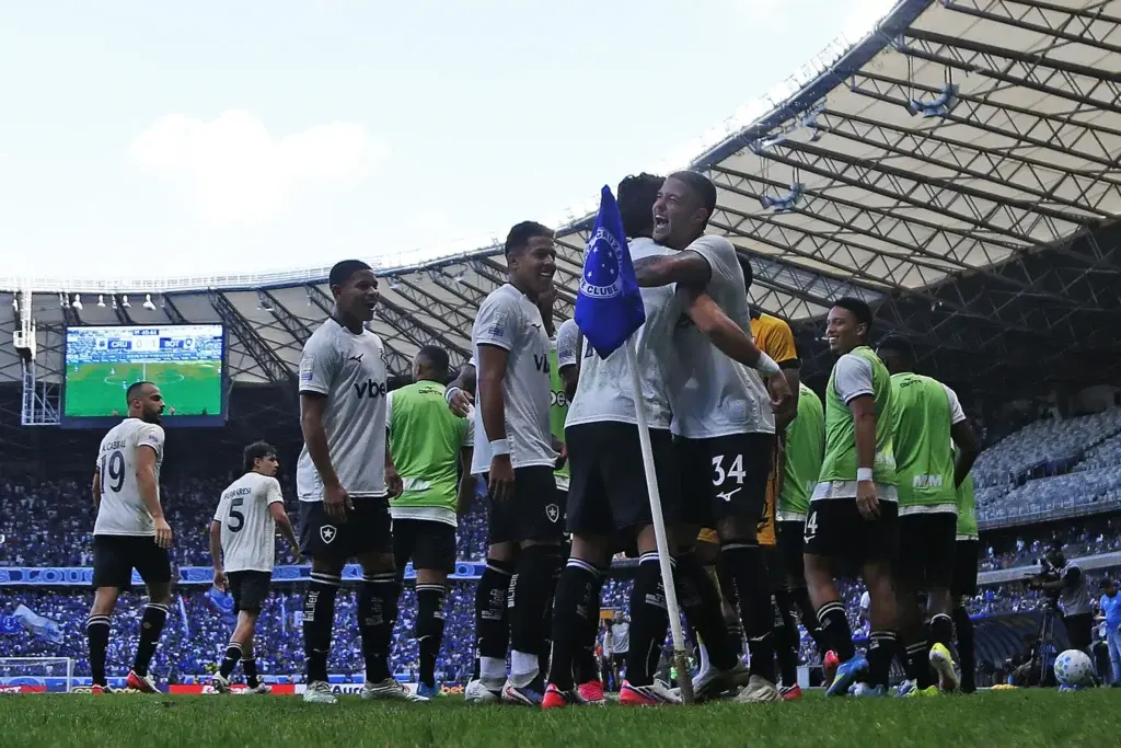 Botafogo parte para o ataque e prepara mais três reforços