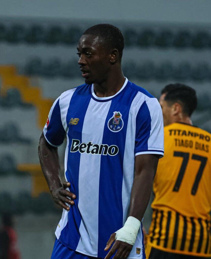 Botafogo faz proposta por meia do Porto e avança no mercado