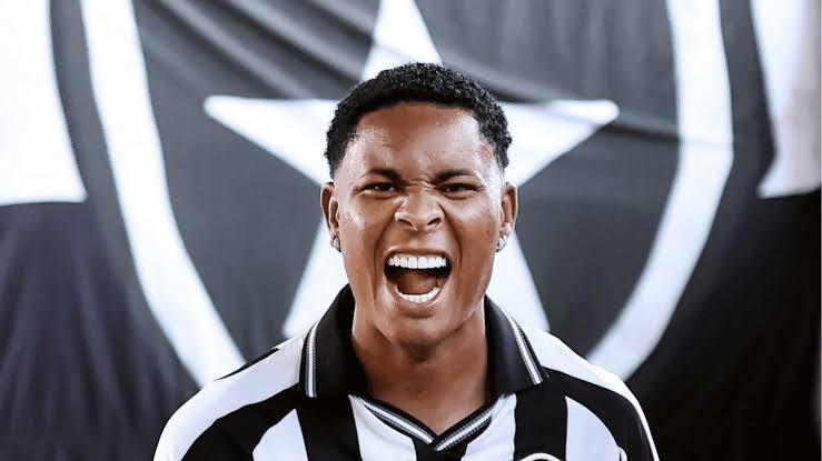 Botafogo toma decisão nos bastidores e confirma saída de lateral
